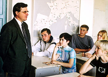 О.Н. Смолин и студенты ОмГПУ (архивное фото)